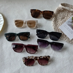 Quadratische Nietensonnenbrille Retro Mode Übergroße UV400 Schutz PC Rahmen AC Linse Für Herren Damen