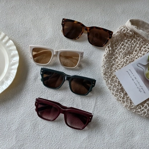 Vintage-Sonnenbrille mit Nieten in Leopardenmuster, Weiß- und Burgundertönen