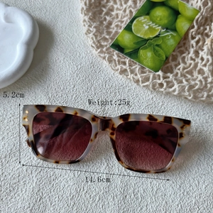 Klassische quadratische Sonnenbrille mit Schildpattmuster, Nieten und Verlaufsgläsern