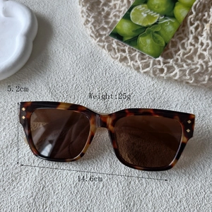 Detaillierte Maße der eckigen Schildpatt-Sonnenbrille mit 14,6 cm Breite und 25 g Gewicht