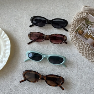 Détails de lunettes de soleil ovales rétro en noir, écaille de tortue et vert menthe