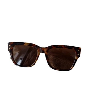 Retro quadratische Sonnenbrille in Schildpatt-Optik mit braunen Gläsern und Nieten