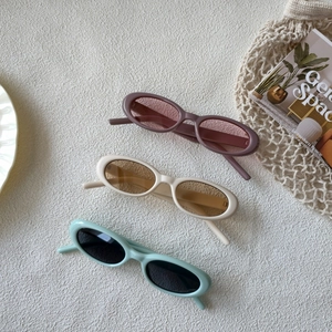 Trois paires de lunettes de soleil ovales rétro en violet, blanc crème et vert menthe chic