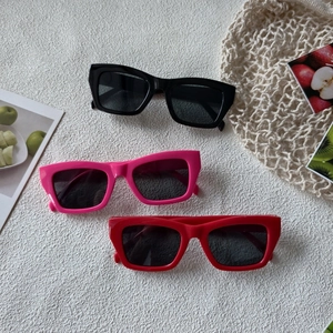 Schicke Übergroße Polygon Katzenaugen Sonnenbrille in Schwarz, Magenta und Rot für den Sommer