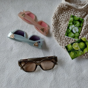 Lunettes de soleil rétro carrées en rose, bleu clair et écaille sur fond blanc