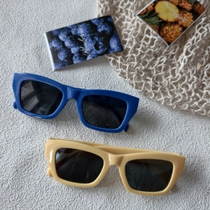 Detailansicht der stylischen rechteckigen Sonnenbrille in Blau und Beige mit dickem Rahmen