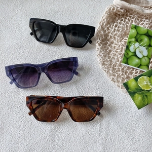 Trois paires de lunettes de soleil vintage carrées en noir, violet transparent et écaille