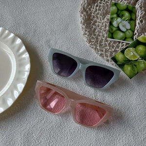 Lunettes de soleil rétro carrées avec montures transparentes bleu clair et rose