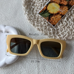 Detailansicht der cremefarbenen Polygon-Sonnenbrille mit Maßen 5,2 cm Höhe und 14,2 cm Breite