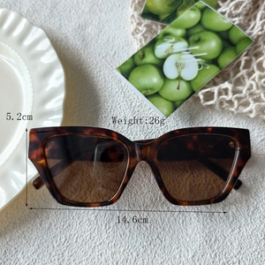 Lunettes de soleil rétro en écaille de tortue, monture œil-de-chat carrée et verres marron