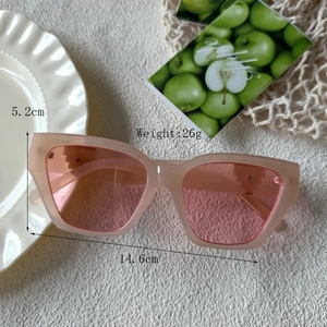 Détails des dimensions de lunettes de soleil roses rectangulaires sur tissu texturé blanc