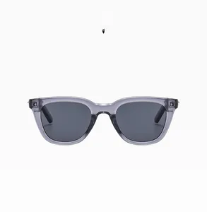 Vista frontale di occhiali da sole quadrati grigio trasparente con lenti anti-UV C02