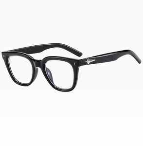 Dettaglio montatura in acetato nero con accenti a stella d'argento e finitura lucida