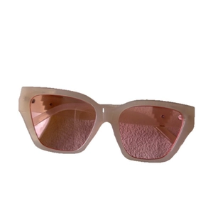 Lunettes de soleil rétro carrées crème avec verres roses et monture épaisse moderne