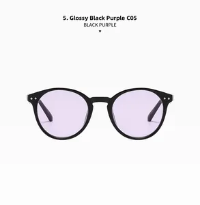 Vorderansicht der schwarzen Rundrahmen-Sonnenbrille mit hellvioletten Gläsern und Nieten