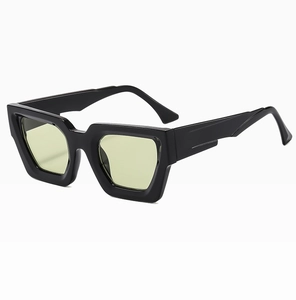 Detailansicht der Vintage-Sonnenbrille mit schwarzem dickem Rahmen und gelben Gläsern