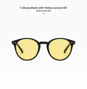 Detail einer runden schwarzen Brille mit gelben Gläsern und Metallnieten-Verzierung