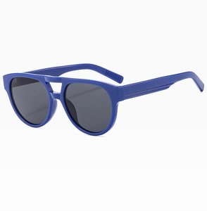 Dettaglio della montatura aviator blu scuro con doppio ponte e lenti grigie