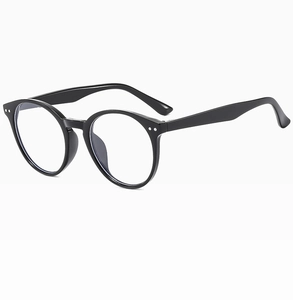 Detailansicht der ovalen schwarzen Sonnenbrille mit polierter Oberfläche und Silberpunkten