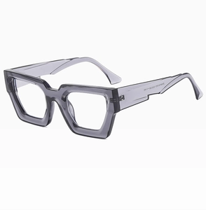 Detailansicht der grauen quadratischen Sonnenbrille mit Größenangaben am Bügel