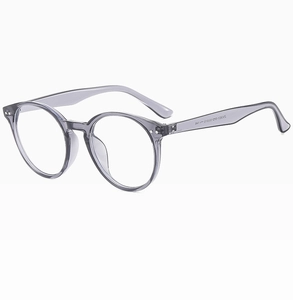 Detailansicht der grauen runden Brille mit eingravierten Spezifikationen am Brillenbügel