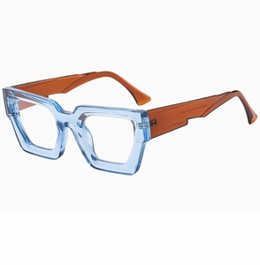 Detailansicht der hellblauen Sonnenbrille mit dicken Rahmen und braunen Bügeln