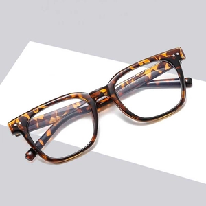 Retro tortoiseshell eyewear frame with metal rivets and anti-UV lenses in classic brown
