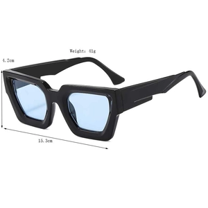 Lunettes de soleil carrées épaisses avec verres bleu clair et détails de dimensions