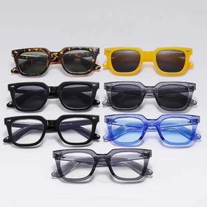 Square Retro Sunglasses UV400 Protection PC Frame Resin Lens Fashion Eyewear For Men Women With Silver Rivets