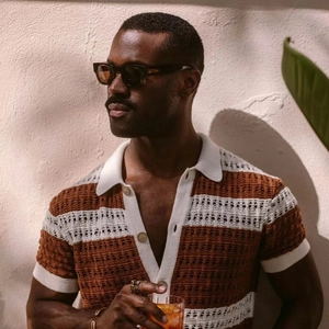 Polo en maille rayée marron et beige pour homme avec finition crochetée texturée
