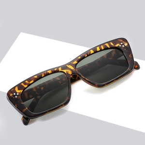 Lunettes de soleil rectangulaires écaillées avec verres gris et rivets argentés à trois points
