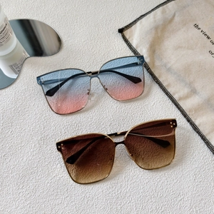 Stylish metal frame kids sunglasses with gradient lenses and golden rivet accents