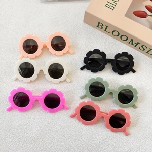 Occhiali da sole a forma di fiore per bambini in sei colori gelatina con montatura opaca