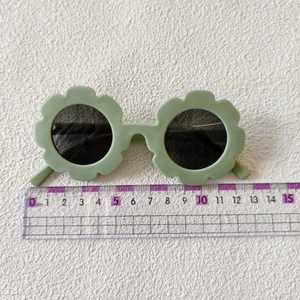 Dettaglio degli occhiali da sole a fiore verde menta per bambini larghi 12,5 cm