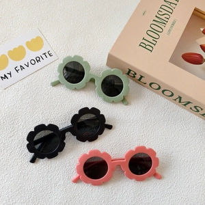 Set occhiali da sole per bambini a forma di girasole in rosa, nero e verde opaco