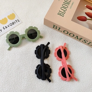 Occhiali da sole per bambini a forma di fiore in verde, nero e rosa opaco