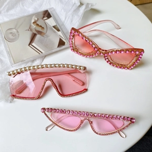 Lunettes de soleil Y2K roses surdimensionnées avec strass et perles sur fond blanc