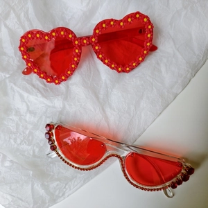 Chic red heart and cat-eye sunglasses set with daisy floral and rhinestone accents