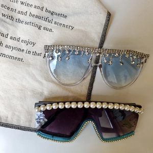 Occhiali da sole con frange di strass blu sfumato e montatura nera con perle eleganti