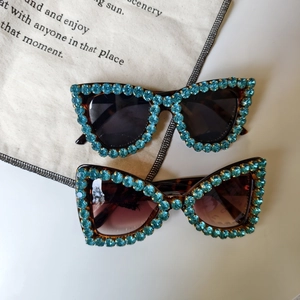 Occhiali da sole cat eye di lusso con strass blu e montatura tartarugata