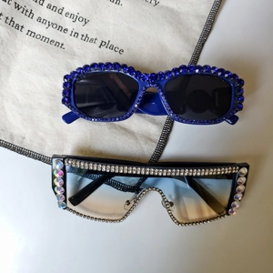 Occhiali da sole oversize blu e neri con strass fatti a mano e montatura a farfalla