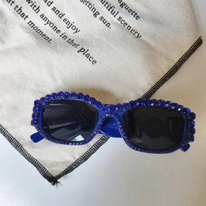 Dettaglio della montatura a farfalla blu decorata con strass blu scintillanti