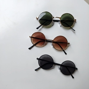 Lunettes de soleil rondes rétro pour enfants avec monture métal en noir, vert et marron