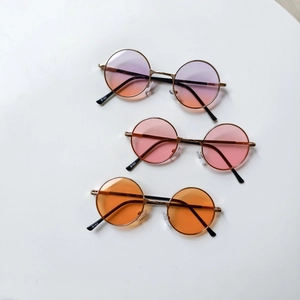Gros plan de lunettes de soleil rondes en métal pour enfants avec verres dégradés