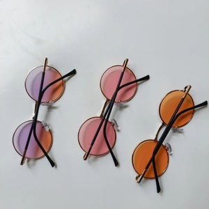 Lunettes de soleil rondes vintage pour enfants avec monture dorée et verres colorés