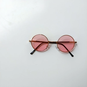 Détail de lunettes de soleil rondes vintage pour enfants avec verres roses et monture B183