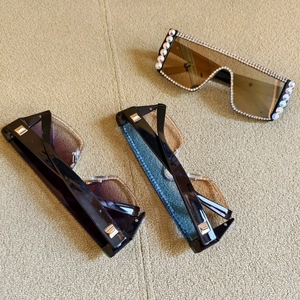 Trois paires de lunettes de soleil oversize pour femmes avec montures strass et verres dégradés