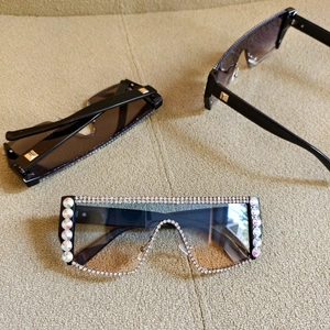 Détails de lunettes de soleil oversize ornées de cristaux avec verres dégradés
