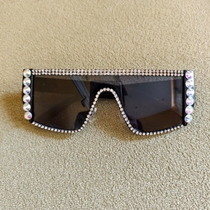 Gros plan sur les lunettes de soleil carrées oversize avec strass sur monture noire
