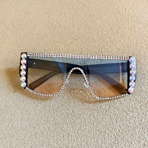 Détail de lunettes de soleil masque oversize avec strass et détails de pierres précieuses